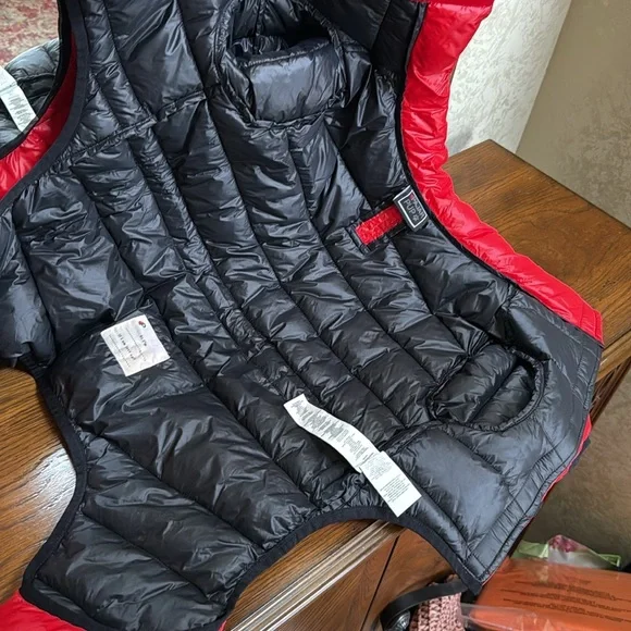 New w/out tag Pajar puffer 4 legged dog jacket.  Adjustable waist. Velcro. - Picture 4 of 16